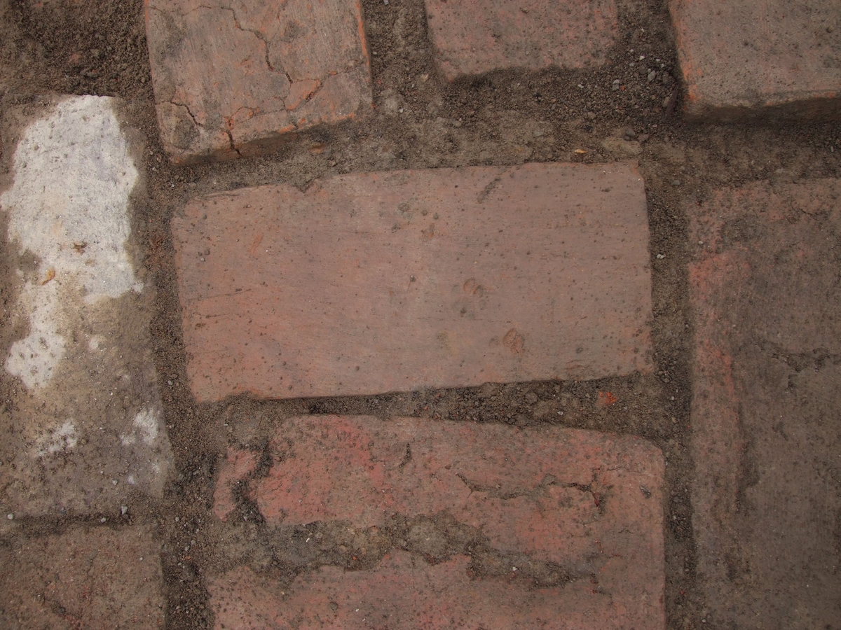Arkeologisk schaktningsövervakning, stenar i ugnsgolv S1184 skift 2, Akademiska sjukhuset, Uppsala 2014
