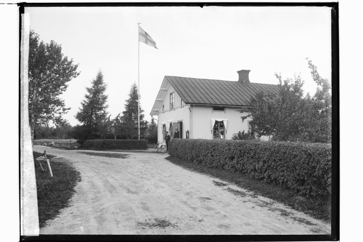 En och en halvplans bostadshus, lanthandel.
Oskar Ingvall