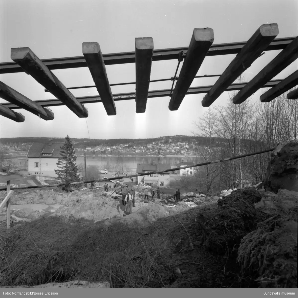 Uppröjningsarbetet pågår efter det stora banvallsraset i Svartvik i maj 1966.