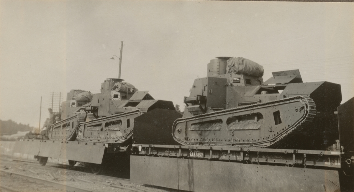 Tre stridsvagnar m/1921 (eller m/1921-1929) lastade på tåg. Göta livgardes stridsvagnsbataljon år 1929.