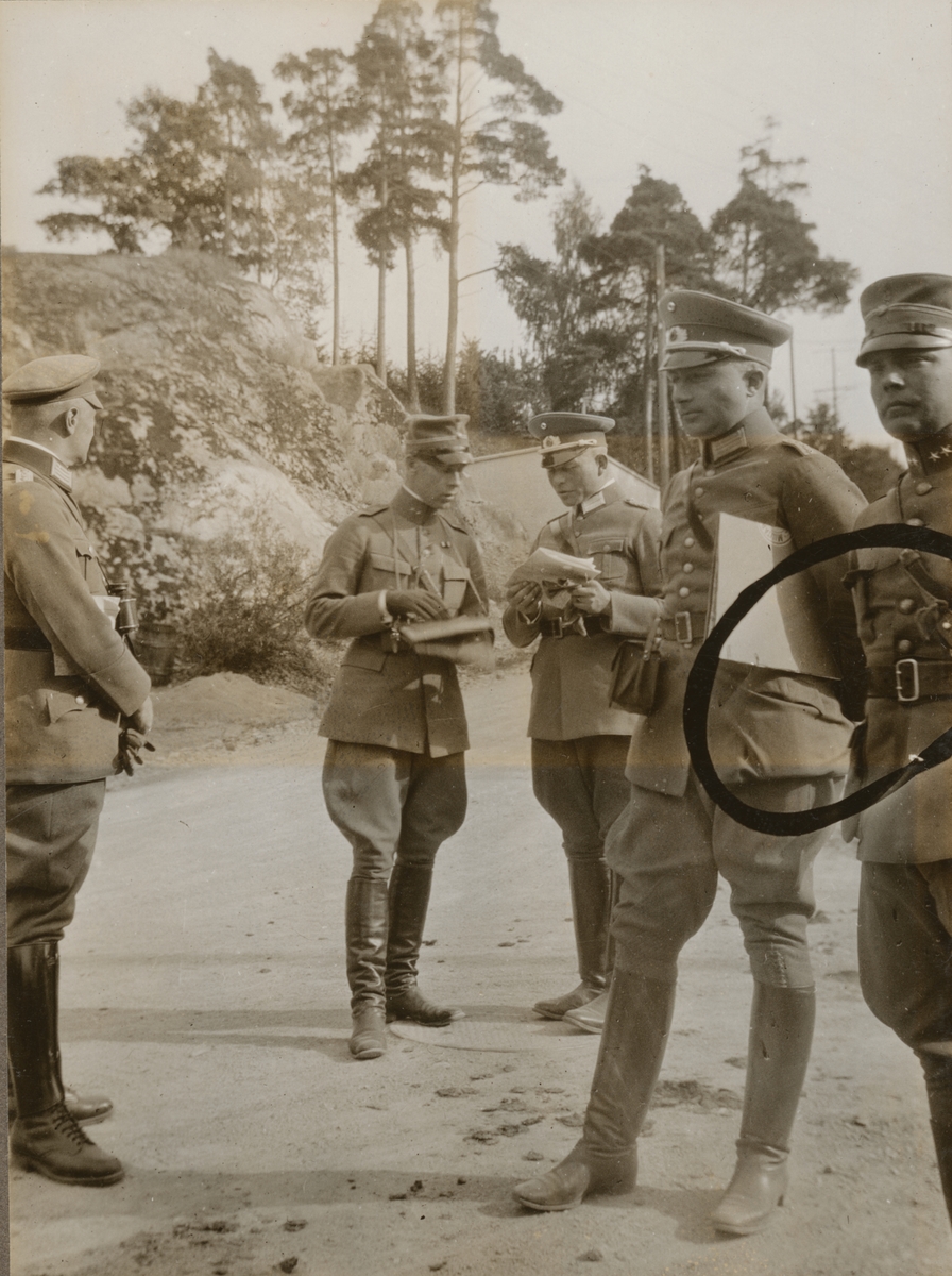 Tyska officerare besöker stridsvagnskursen vid Göta livgardes stridsvagnsbataljon. De informeras här av löjtnant de Maré. Lötjnant Hammarlund till höger.