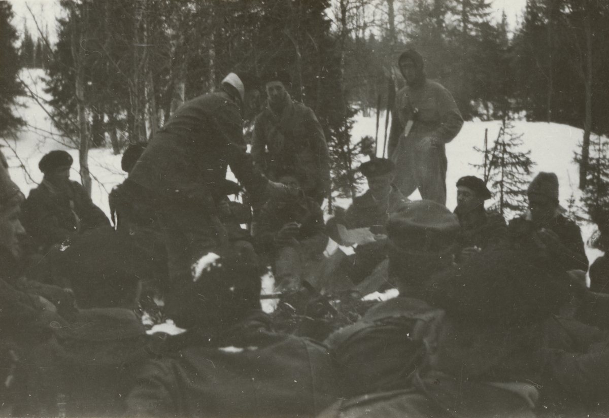 Matpaus i skogen med officerare och elever från stridsvagnskursen vid Göta livgardes stridsvagnsbataljon.