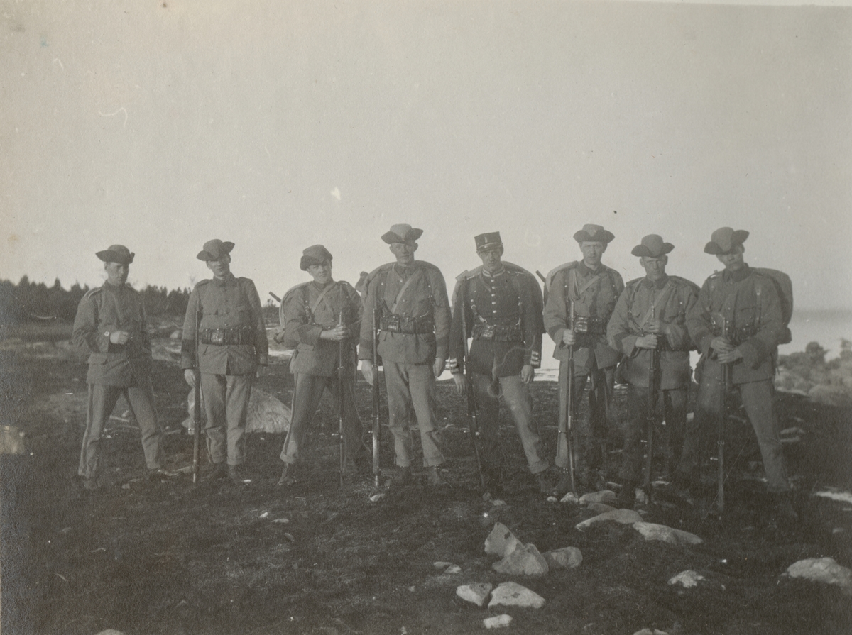 Gruppfoto av soldater från Göta livgarde I 2 på stranden.