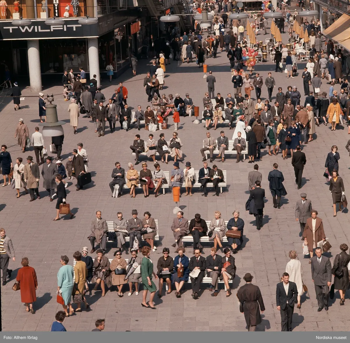 Sergelgatan, Stockholm. M&auml;nniskor som sitter p&aring; b&auml;nkar.