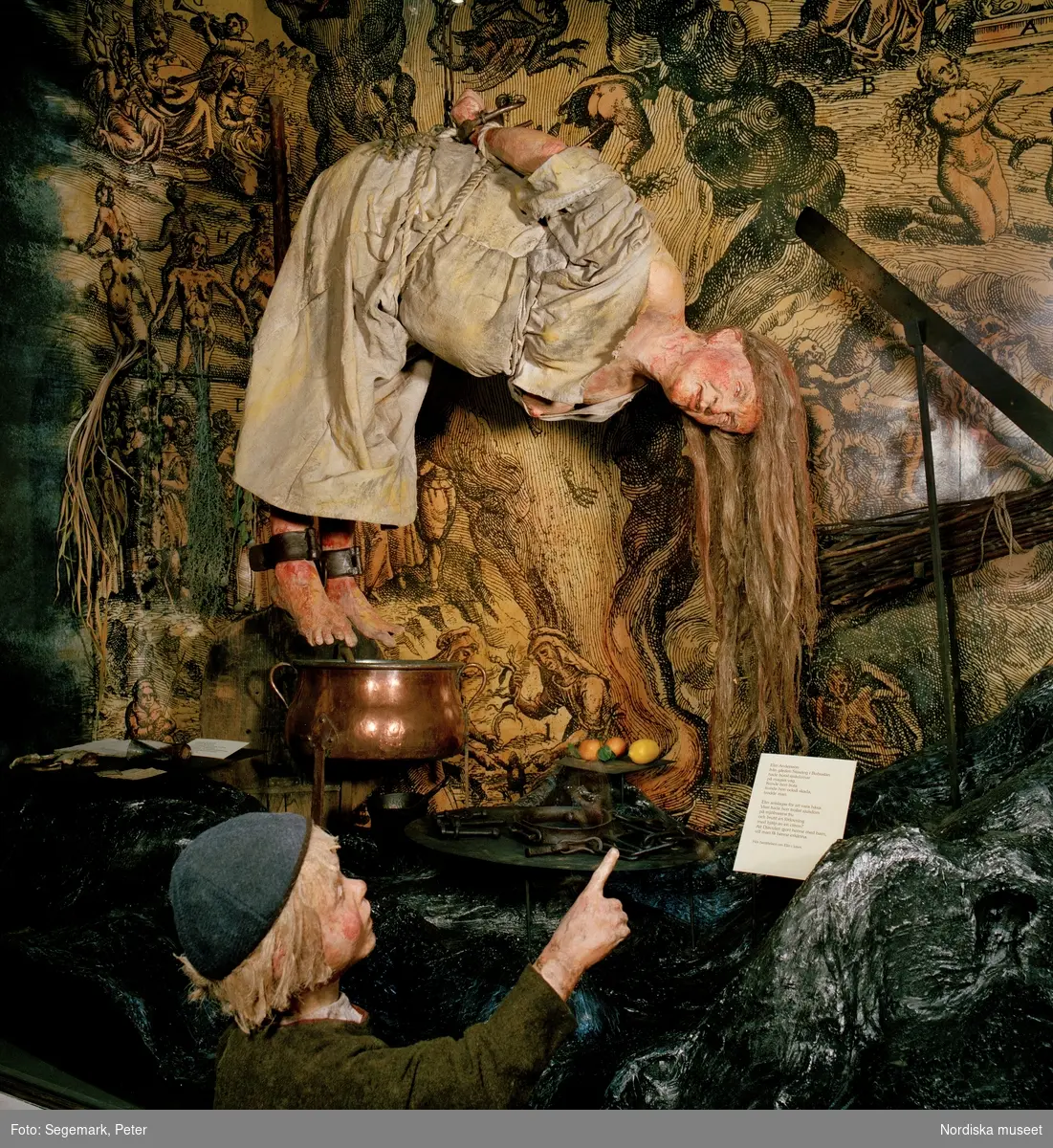 Bild från Nordiska museets utställning Traditioner. Processer mot kvinnor utpekade som häxor under 1600-talet.