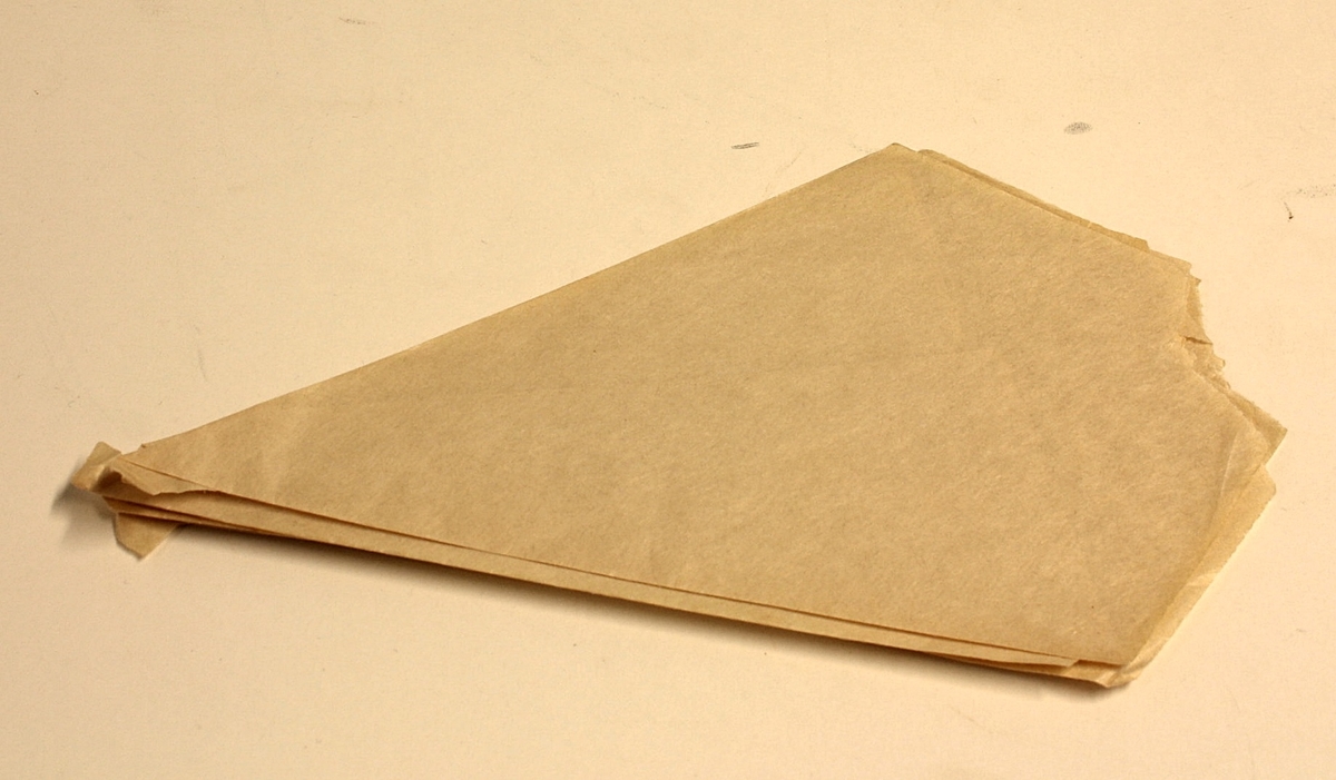 7 stykk spisse poser i glatt, brunt papir. Gjerne brukt i forbindelse med salg av søtsaker ol.