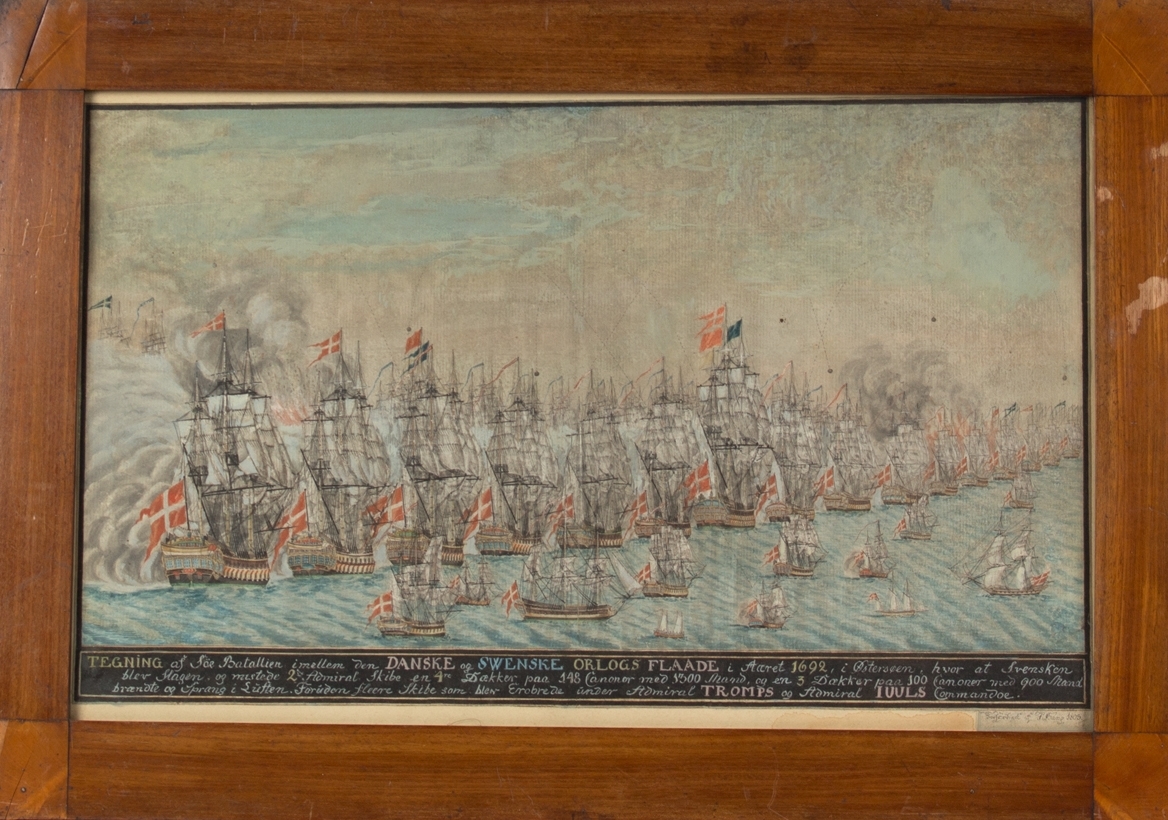 Motivet viser trefning mellom svenske og danske orlogsskip i Østersjøen i 1692. Svenskene ble slått og mistet i følge innskriften to admiralskip med tilsammen 2100 mann, som ble satt i brann og sprengtes.