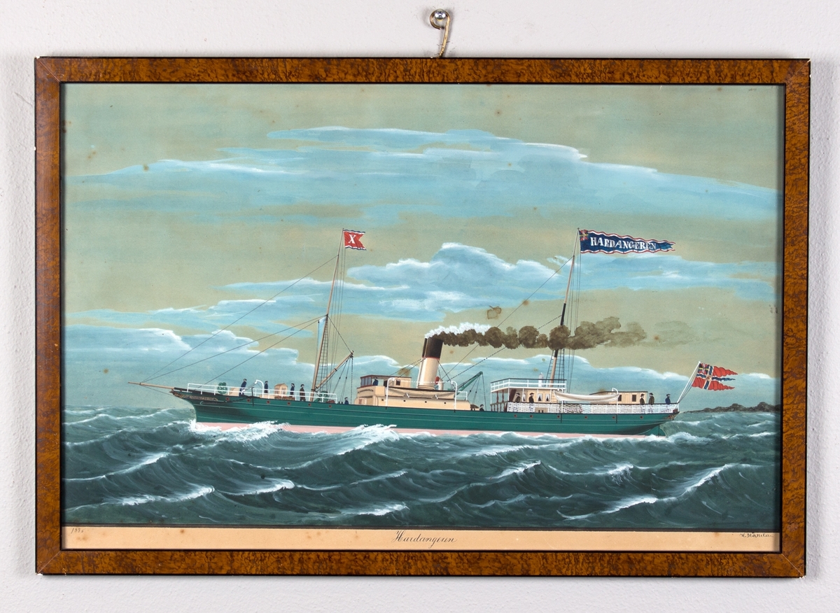 Dampskipet HARDANGEREN i rom sjø, og for full damp. Kystlandskap i høyre bakgrunn. I framre mast flagg med X (for Bergen) og i bakre mast vimpel med skipets navn. Skipet fører norsk flagg med unionsmerke i akter.