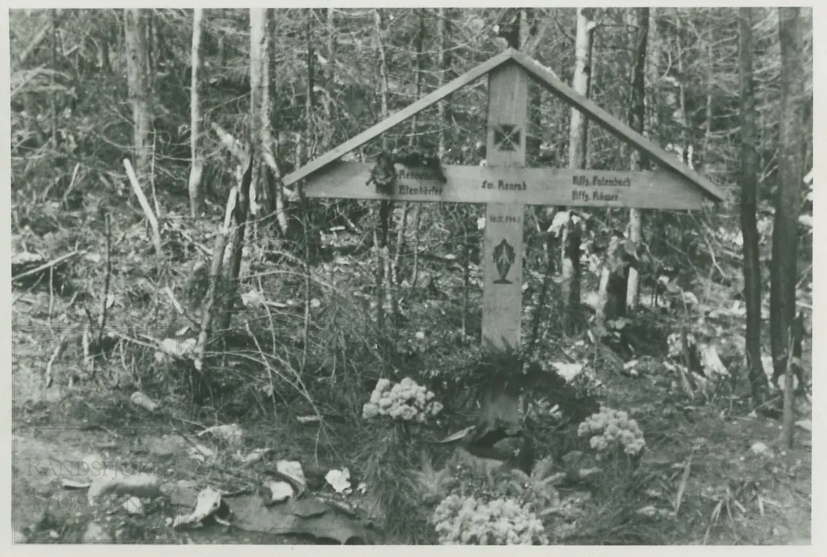 Minnesmerke etter flyulykken i Onsberget 16.02.1945 da et tysk fly styrtet.