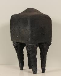 Skulptur av stol i keramikk