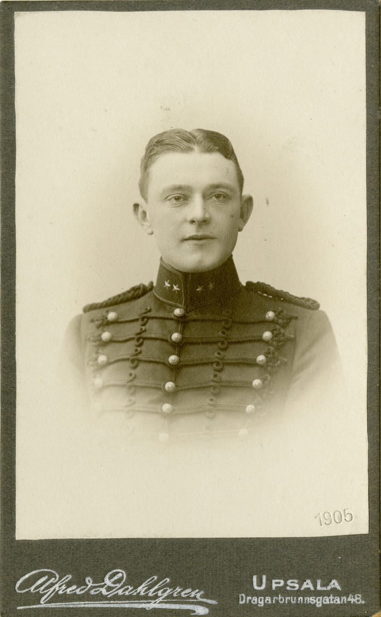 Porträtt av Bertil Hjalmar Olof L:son Bertil, löjtnant vid Upplands artilleriregemente A 5.
Se även AMA.0007942.