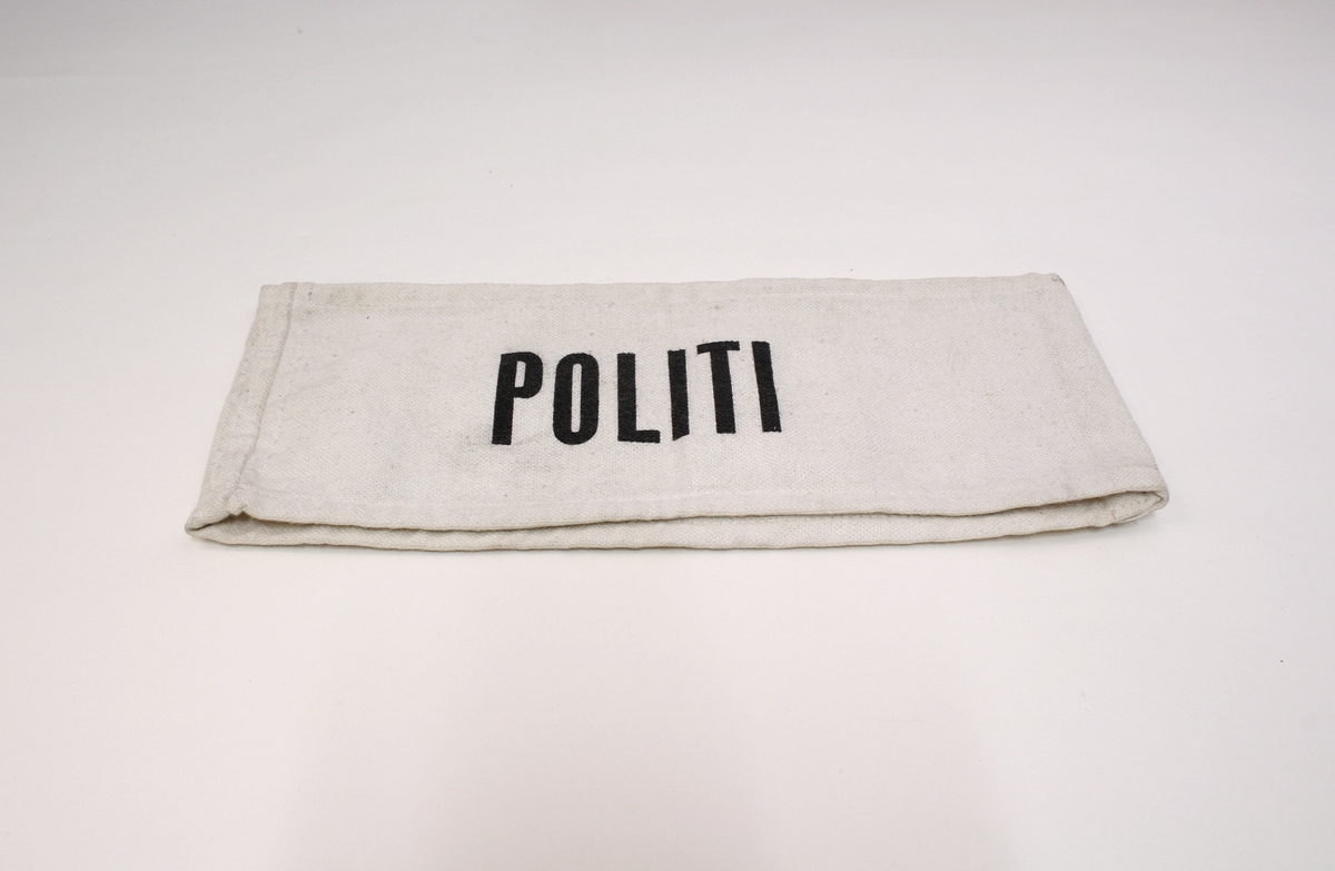 Teksten "Politi" er malt med svarte bokstaver.