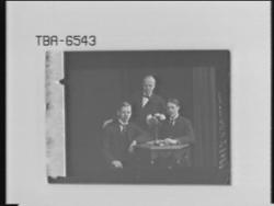 Gruppeportrett av menn, bestillers navn J. O. Hansen.
Fins 