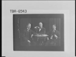 Gruppeportrett av menn, bestillers navn J. O. Hansen.
Fins 