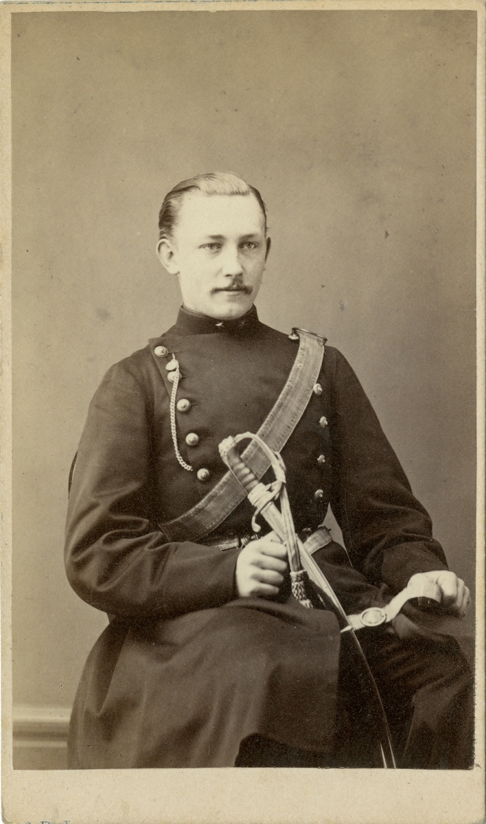 Porträtt av Albert Fredrik Jacobsson, underlöjtnant vid Göta artilleriregemente.