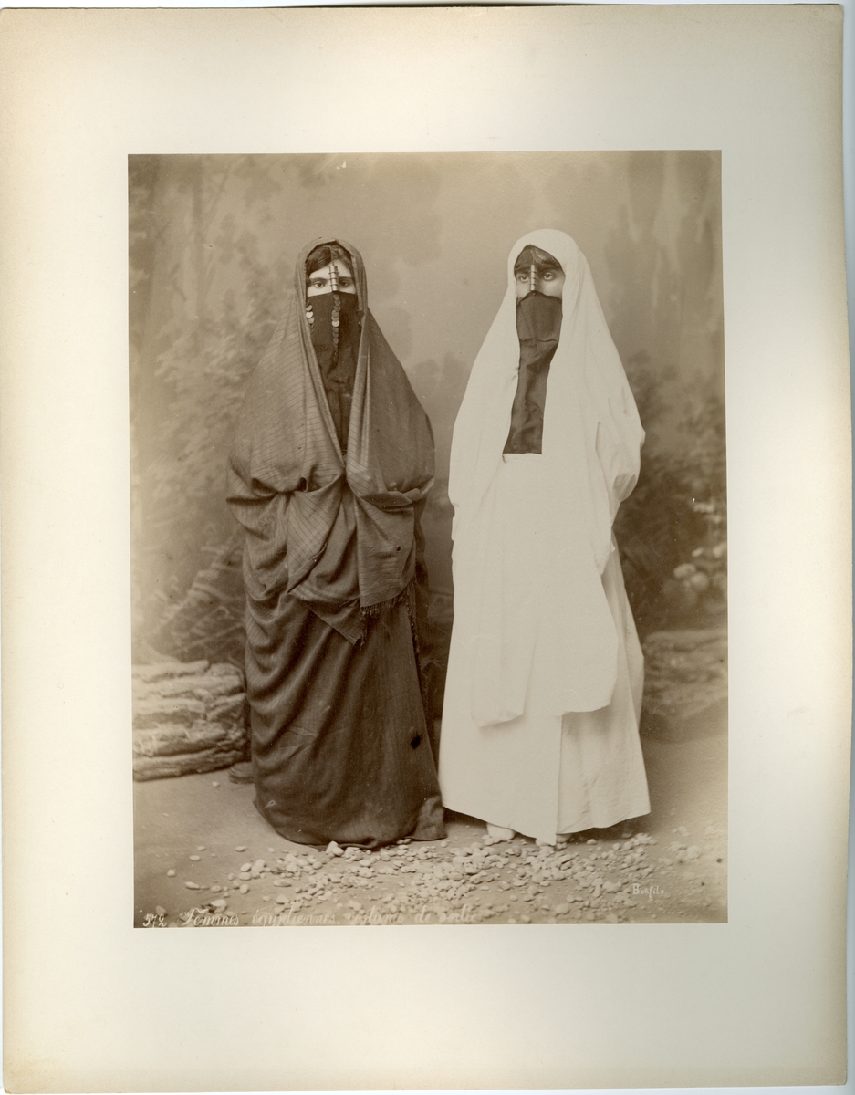 Porträtt av två egyptiska kvinnor, ateljébild med bakgrund.
