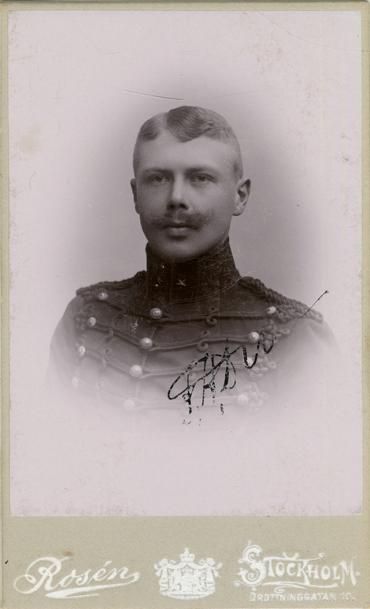 Porträtt av Samuel August Duse, underlöjtnant vid artilleriet.

Se även bild AMA.0000800 och AMA.00001015.