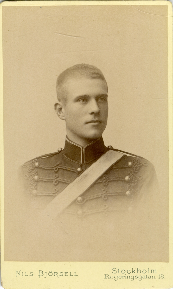 Porträtt av okänd officer vid artilleriet.

Se även bild AMA.0009739.