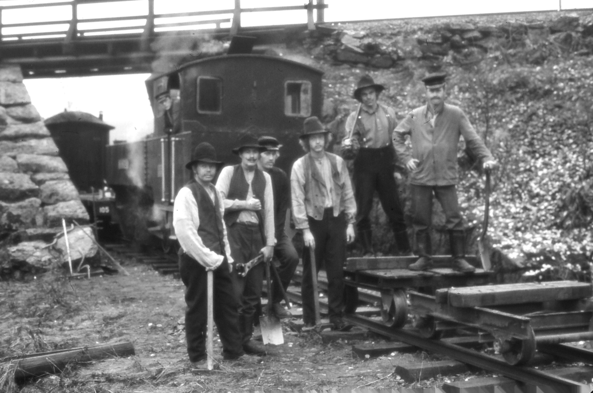 Filminnspilling på Urskog-Hølandsbanen 1976. 

På lokomotivet Gaute Narverud.
Rallare, bl.a.: Hans Petter Grøner, Håvard Pedersen, Steinar Norli, Stein Olav Hohle, Knut Thorvaldsen.