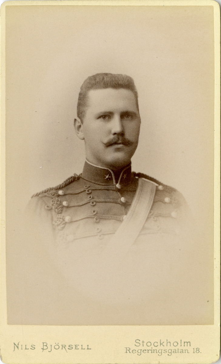 Porträtt av Oswald Fredrik Kuylenstierna, underlöjtnant vid artilleriet.
Se även bild AMA.0007696 och AMA.0014351.