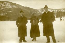 Tre bilete av Olaus Islandsmoen saman med ukjende.