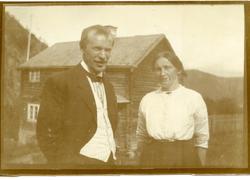 Sigurd og Ragna Islandsmoen foran Islandsmobygningen på Bagn