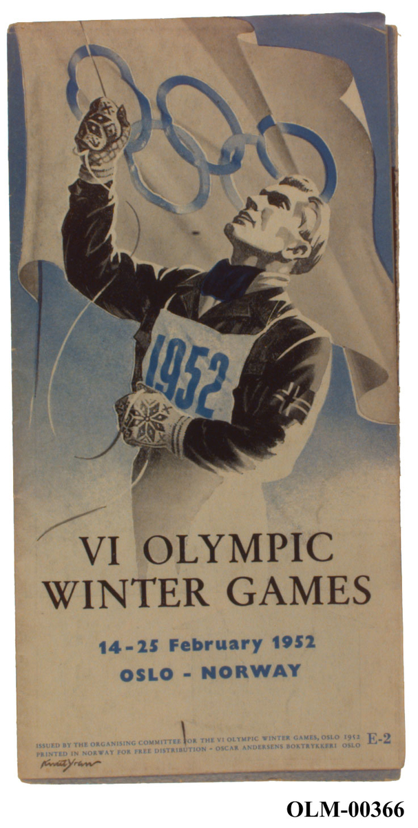 Brosjyre med informasjon om regler for booking og billett. På forsiden er det bilde av en norsk utøver som heiser det olympiske flagget. Han har selbu-votter, startnummer 1952 og norsk flagg på den venstre armen.