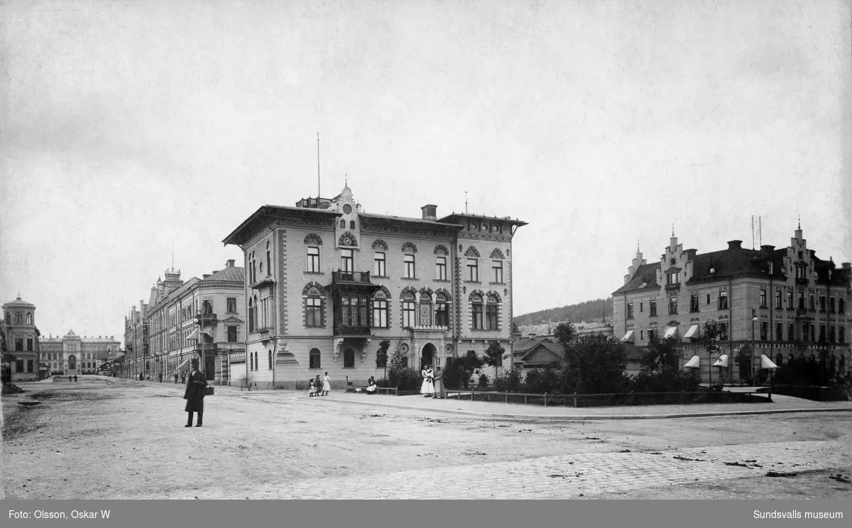 Det Wikströmska huset vid Esplanaden-Köpmangatan, byggt 1892. Arkitekt: Adolf Emil Melander. Läroverket i fonden samt Sundsvalls Tidnings hus till höger som revs omkring 1970 för att ge plats åt det s k Blå huset.