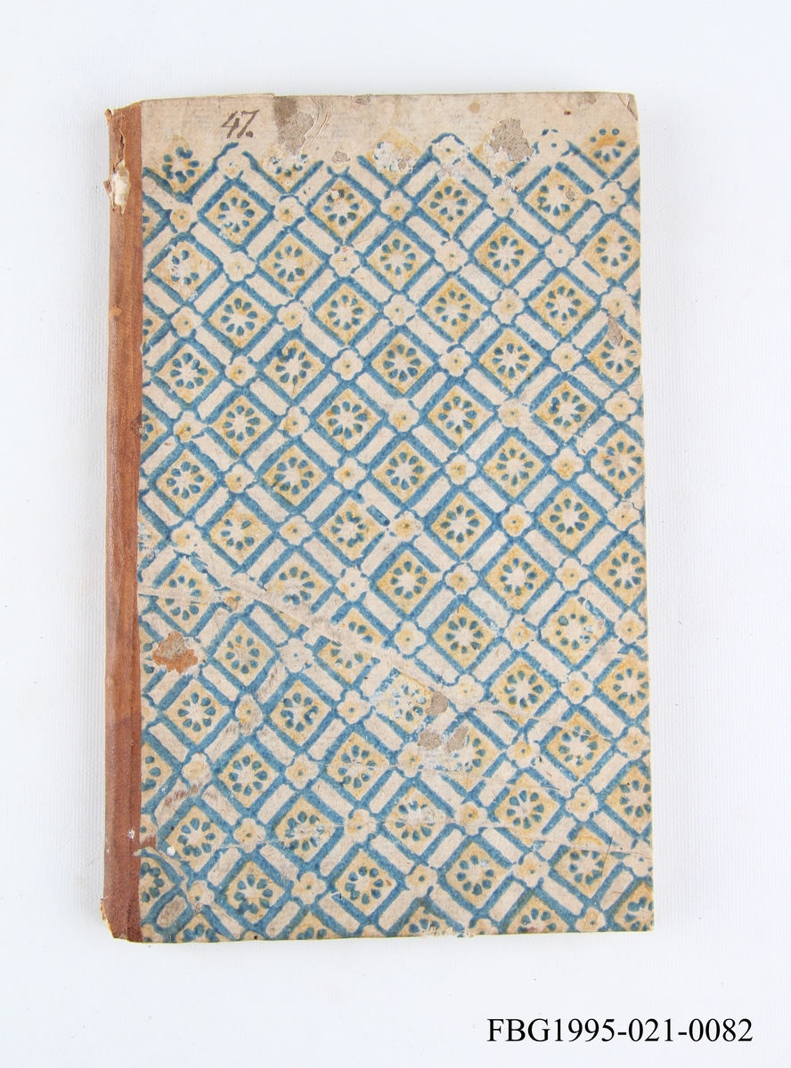Liten bok med blårosete omslag og brun rygg. Skrevet med gotisk skrift og bakerst et utbrettkart over "Jödeland"