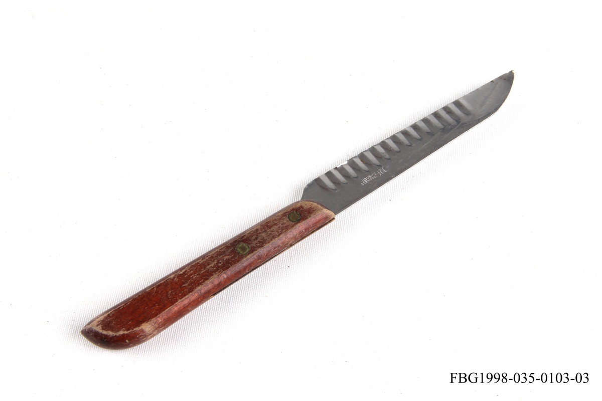 Ostekniv med riflet blad og treskaft.