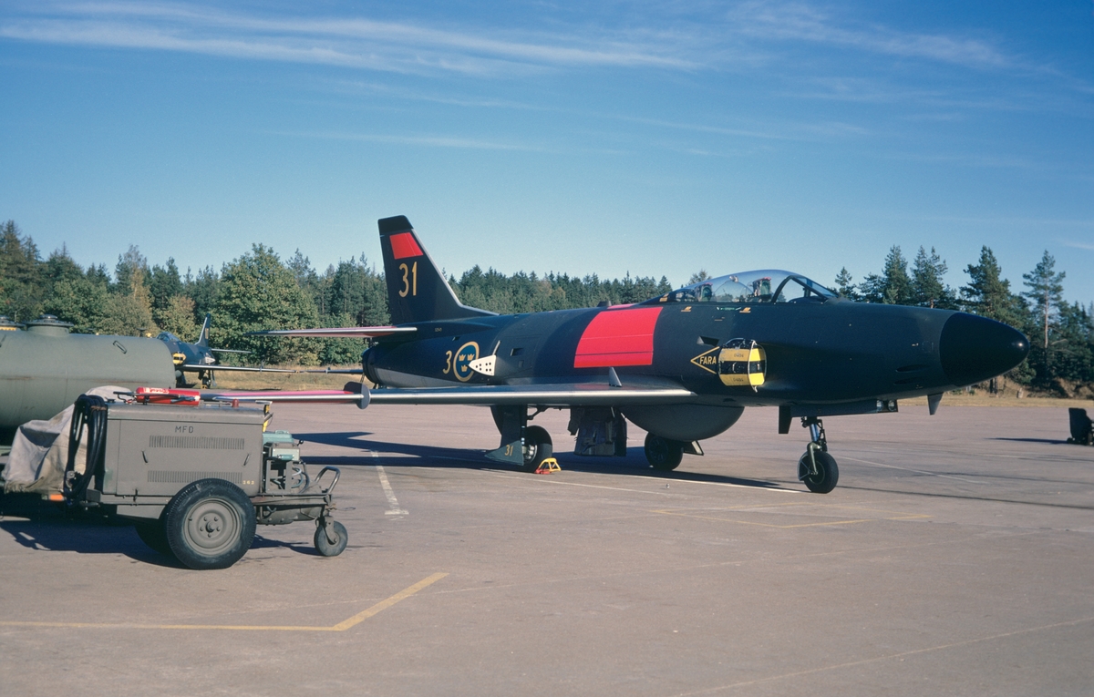 Flygplan J 32B som målflygplan ur Målflygdivisionen står på Malmens flygfält, hösten 1973. Serie om 4 bilder.