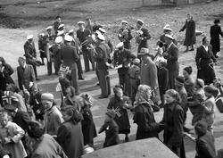 Det er pause i 17. maitoget i Vadsø 1951, vi ser barn, kvinn
