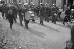 Vadsø sentrum 17. mai 1951. Musikkorps spiller i gatene. Tro
