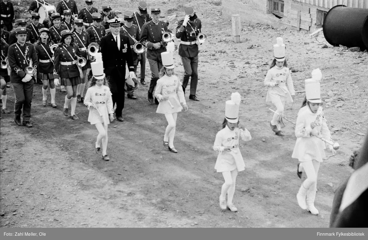 Fotografier fra Vadsø, juli 1969. Serie bilder av skolemusikkorps som paraderer i gatene.  Sangen og Musikkens dag i Vadsø 17.5.1968.