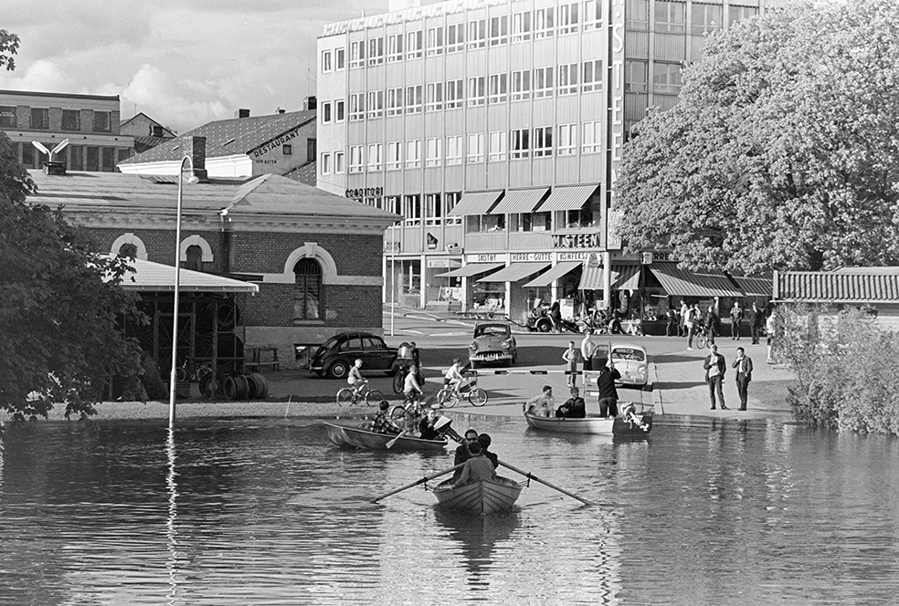 Storflom i Mjøsa 1967. Robåter, biler, folk, oversvømmelse, Basarbygningen. Casa Blanca.