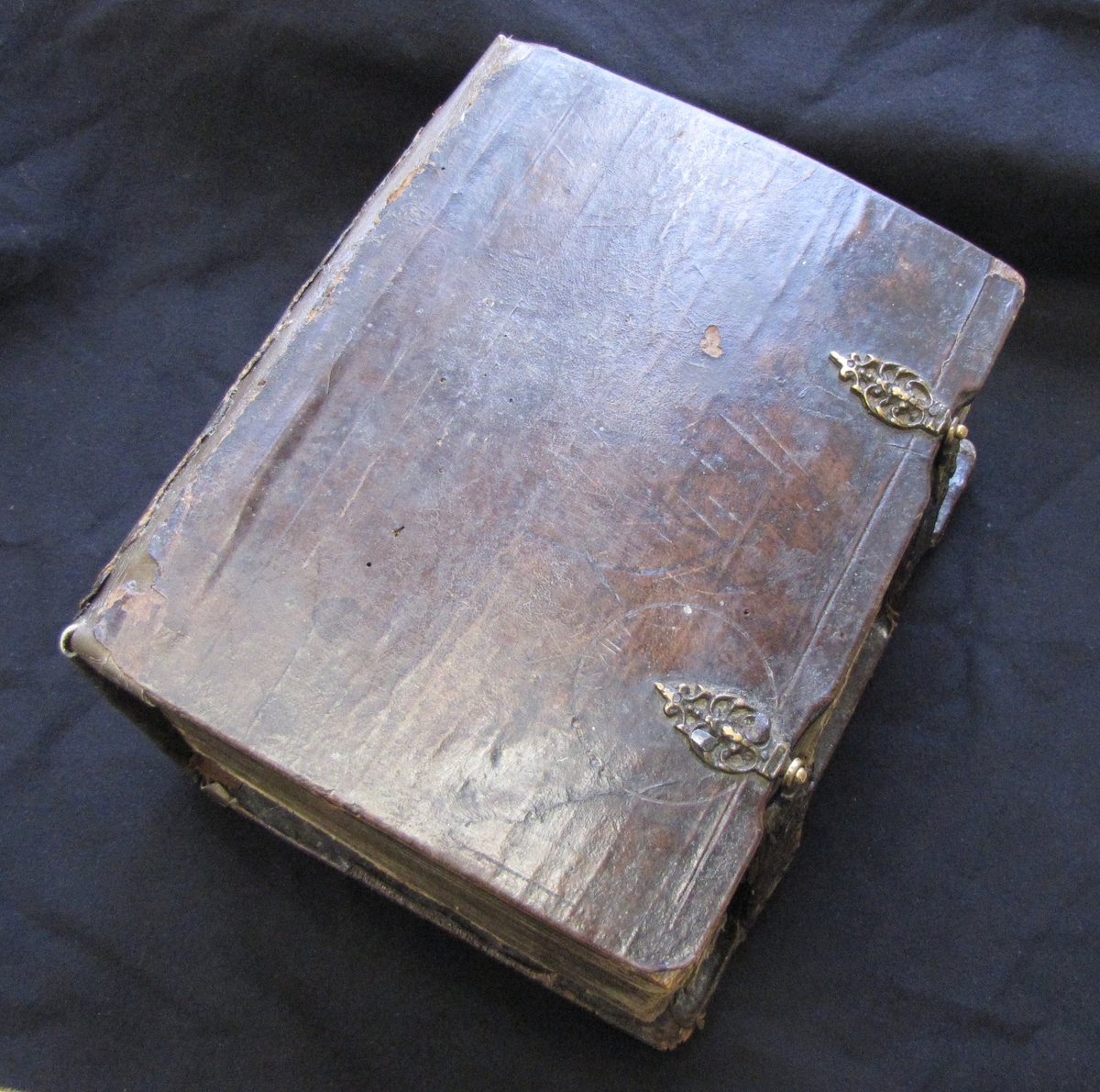 Karl XIIs fältbibel. Träpärmar med läderklädsel. Spännen i mässing. 

De första sidorna saknas i bibeln.