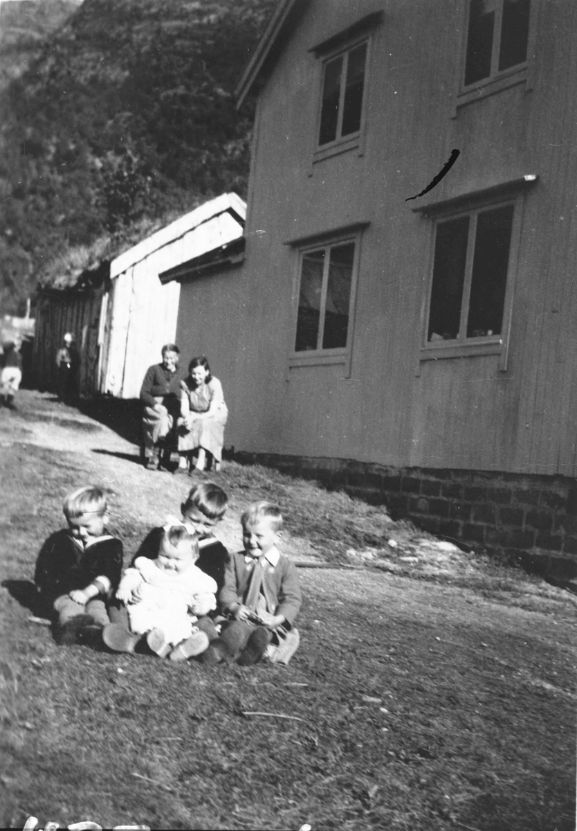 Familie på Stonglandseidet ca. 1952.