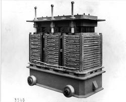 Modell av den første typen trafoer fra maskinfabrikken Oerli