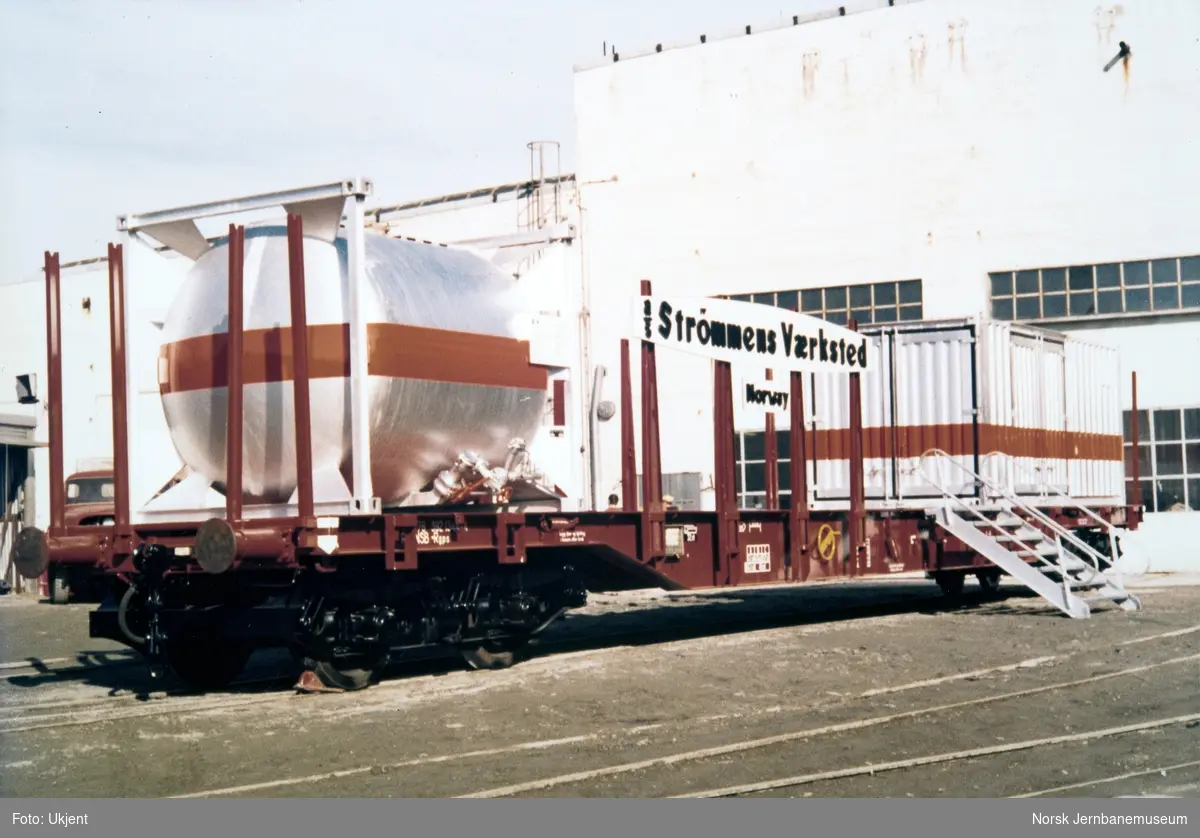 Plattformboggivogn litra Rgps lastet med containere ved levering fra Strømmens Værksted