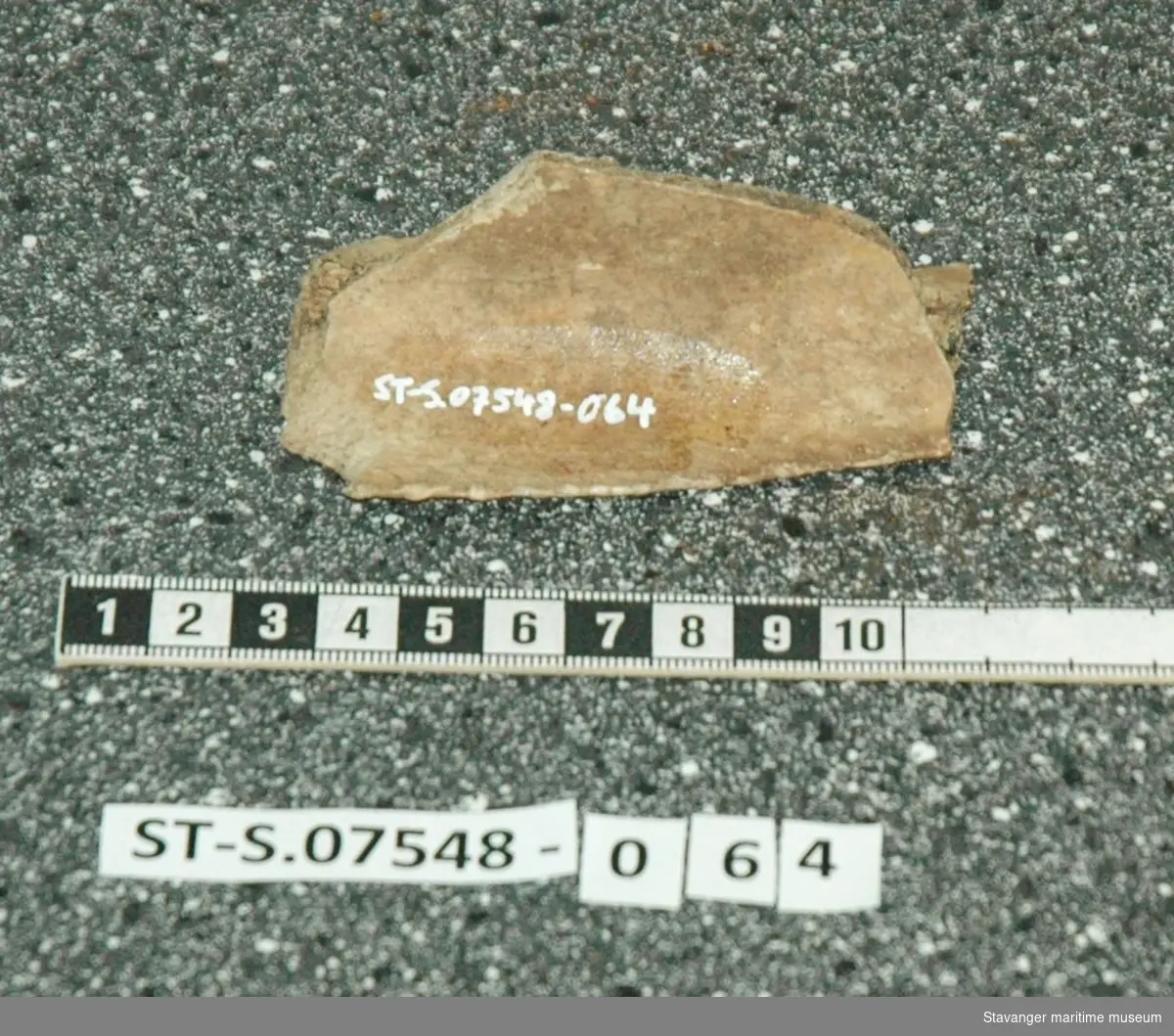 Dyrebeinfragment fra sjakt 2 ca 30cm dybde, funnet 5.2.2016.