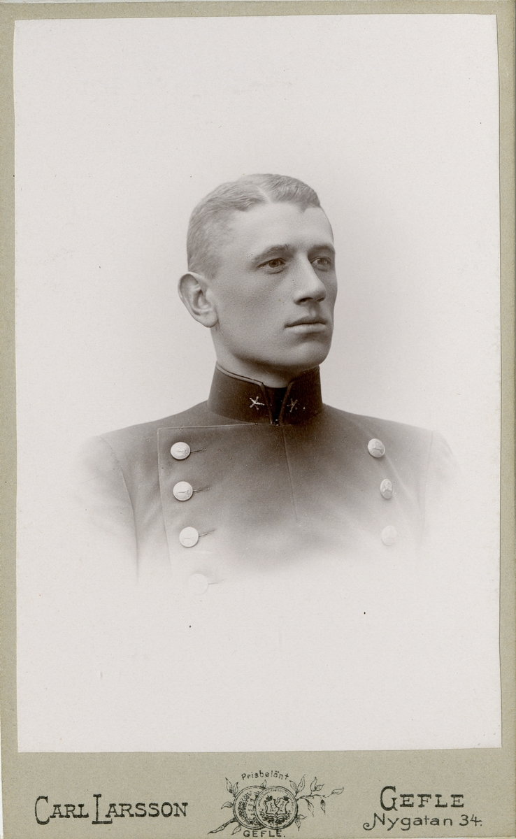 Porträtt av Gideon Svartz, underlöjtnant vid Hälsinge regemente I 14.
Se även AMA.0008641.