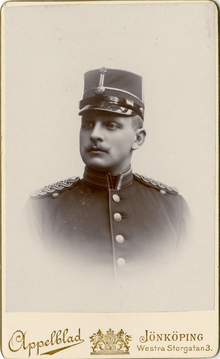 Porträtt av Nils Frithjof Sandberg, underlöjtnant vid Hallands regemente I 28.
Se även AMA.0008559.