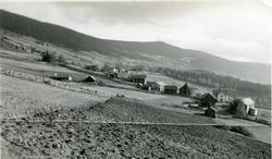 Lomisgrenda, Vestre Slidre. Stavkyrkja til venstre.