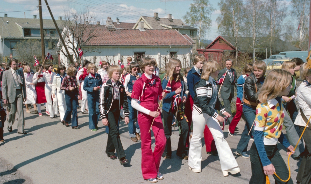 17.mai tog og feiring, Sagdalen Skole, Strømmen, samt kransnedleggelse ved minnesmerke over falne fra Skedsmo, nord for Strømmen kirke , reportasjebilder