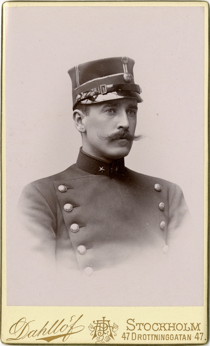 Porträtt av Herbert Rémy Brenguiér, löjtnant vid Upplands regemente I 8.