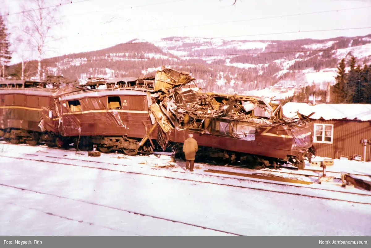 Lokomotivene fra Tretten-ulykken, fotografert på Tretten stasjon, lok 2183