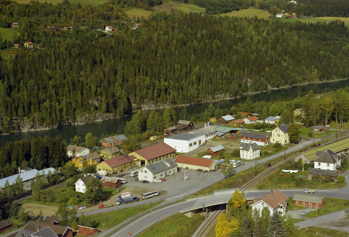 Fåberg, tettsted, Lågen, jernbanelinje. Fra venstre Rustad skifabrikk, nå Ment keramikk, Gausdal Bilselskap, trevarehandel og til høyre Kafe Marstein og Brunlaug Hotell