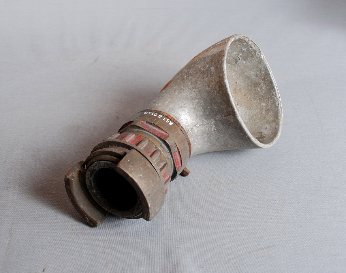 Fylletut i metall formet som et horn/trakt med oval åpning, med kobling i messing.