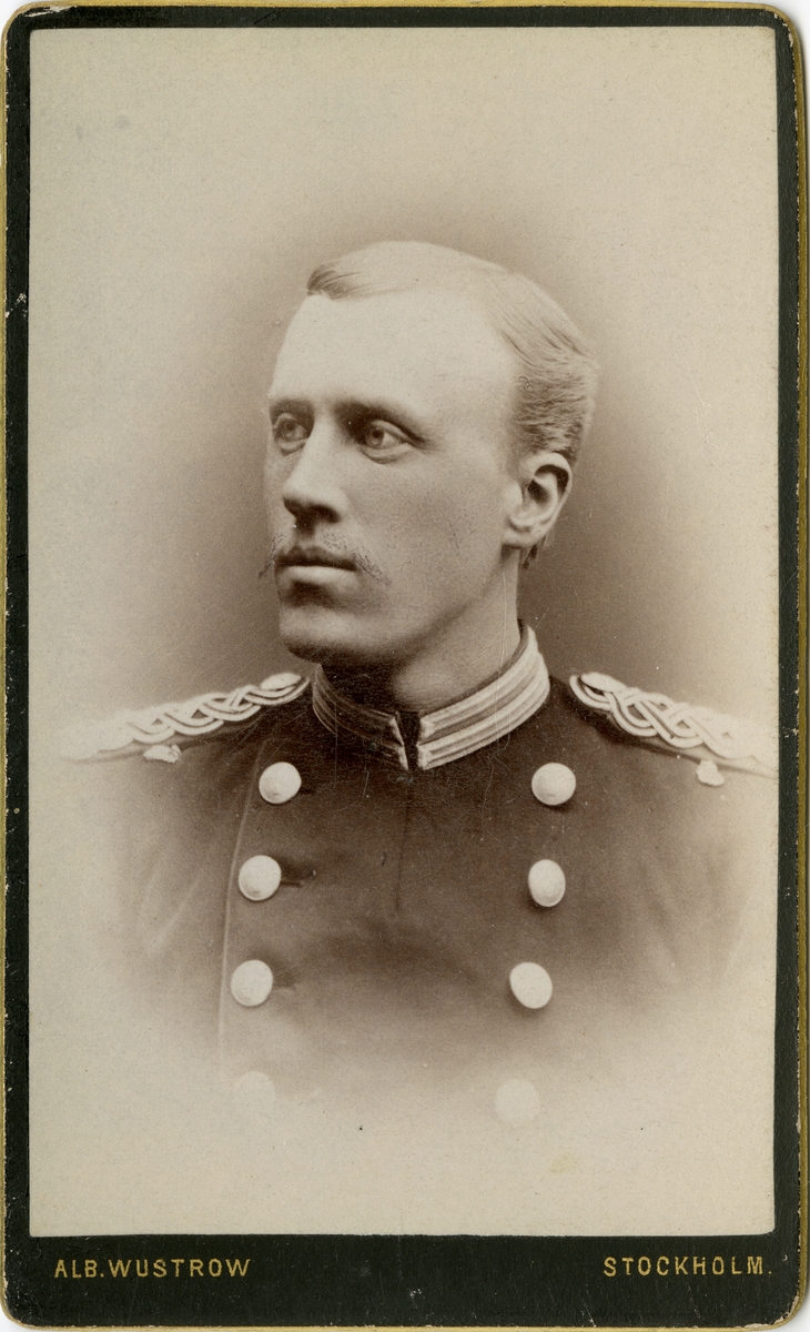 Porträtt av Gustaf Ludvig Thorgny Boije Hjertström, officer vid Andra livgrenadjärregementet I 5.
Se även bild AMA.0007614 och AMA.0008514.