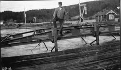 Tømmertunnelen i Eidet i Tune.
"Kjørebrua vises, personer u